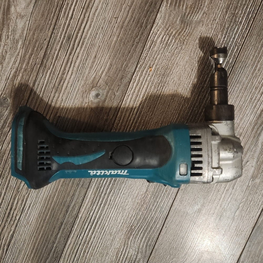 Makita XNJ01Z 18V LXT Lithium-Ion Cordless Sheet Metal Nibbler